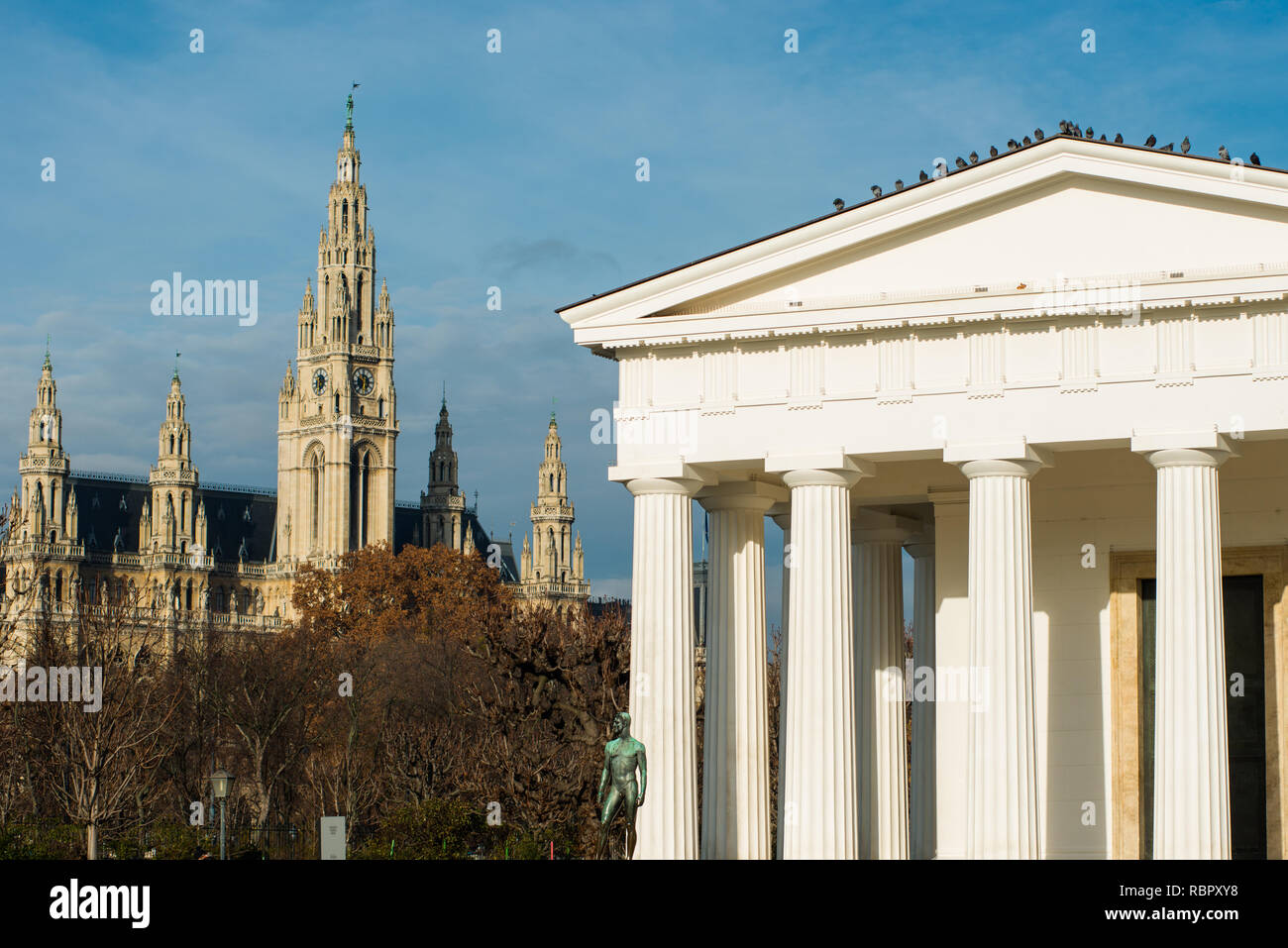 Die dorischen Tempel Theseus-Tempel, eine Nachbildung des Theseion in Athen, in der Mitte der Volksgarten mit dem Rathaus an der Rückseite, Wien, Österreich Stockfoto