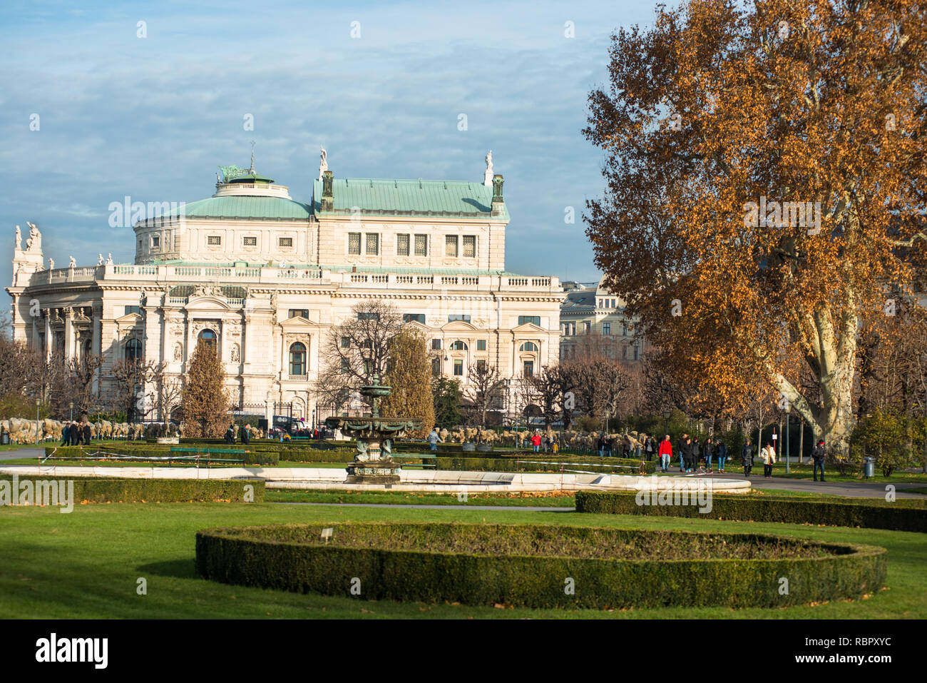 Blick auf berühmte Volksgarten (Garten) öffentlichen Park mit historischen Burgtheater (Austrian National Theater) im Hintergrund, Wien, Österreich. Stockfoto