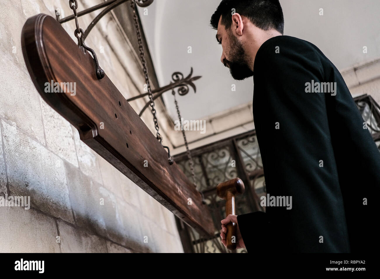 Eine Priesterschaft Seminarist Streiks Nakos oder simandron, Holzplatten statt der Glocken wird verwendet, wenn der osmanischen Herrscher das Läuten der Kirchenglocken verbot, t Stockfoto