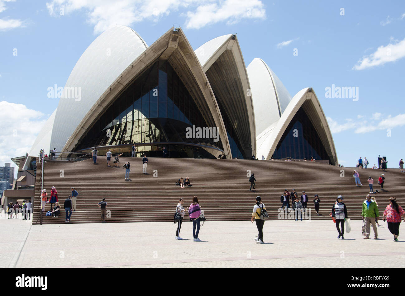 Über seine Plaza Sydney der berühmten Oper, auch in der relativen closeup, verzaubert Besucher Stockfoto