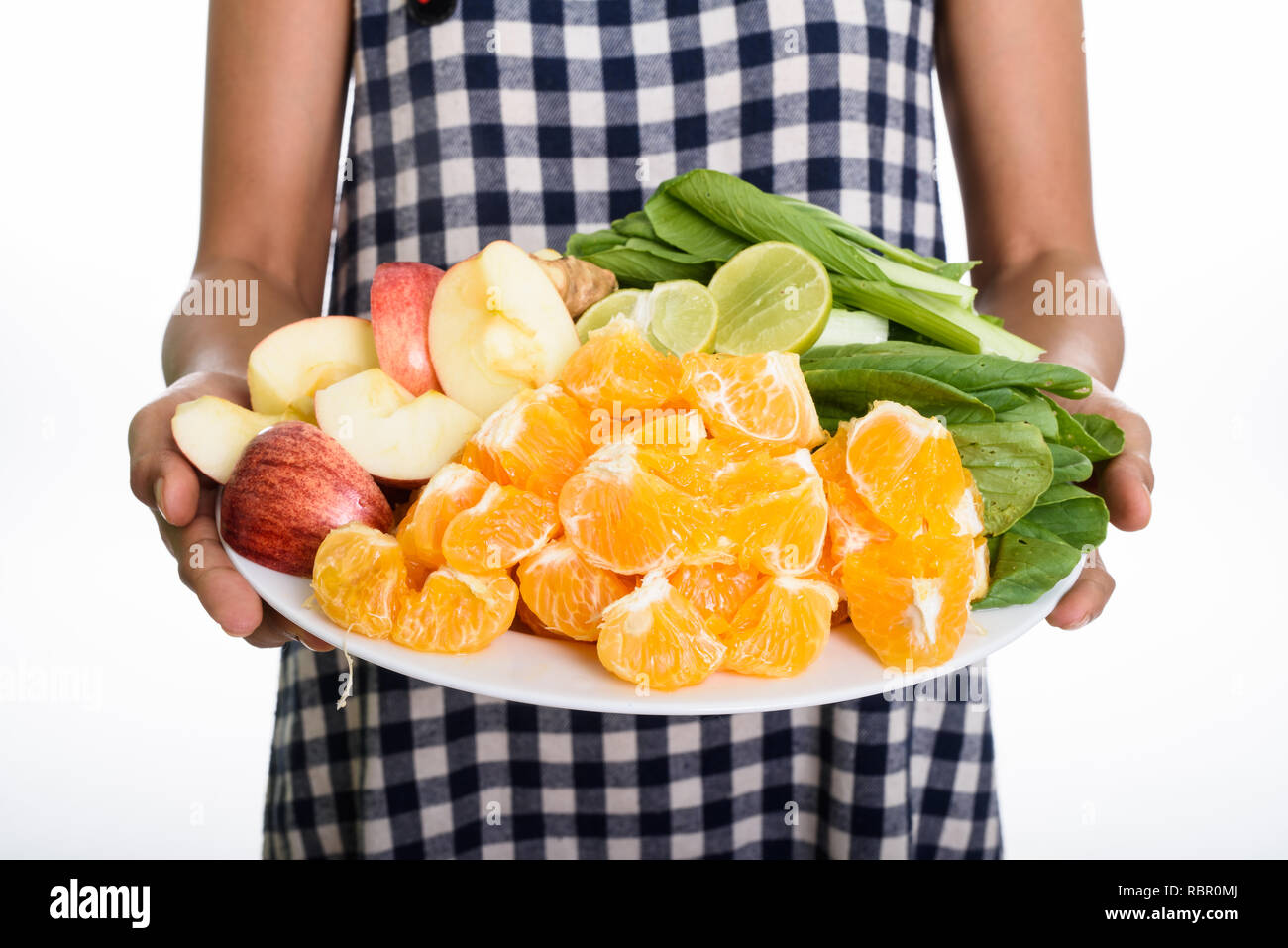 Frau mit frischem Obst und Gemüse auf dem Teller serviert. Stockfoto