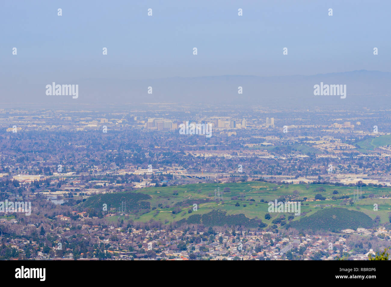 Blick auf den Financial District in San Jose von den Hügeln von Almaden Quicksilver County Park, South San Francisco Bay, Kalifornien Stockfoto