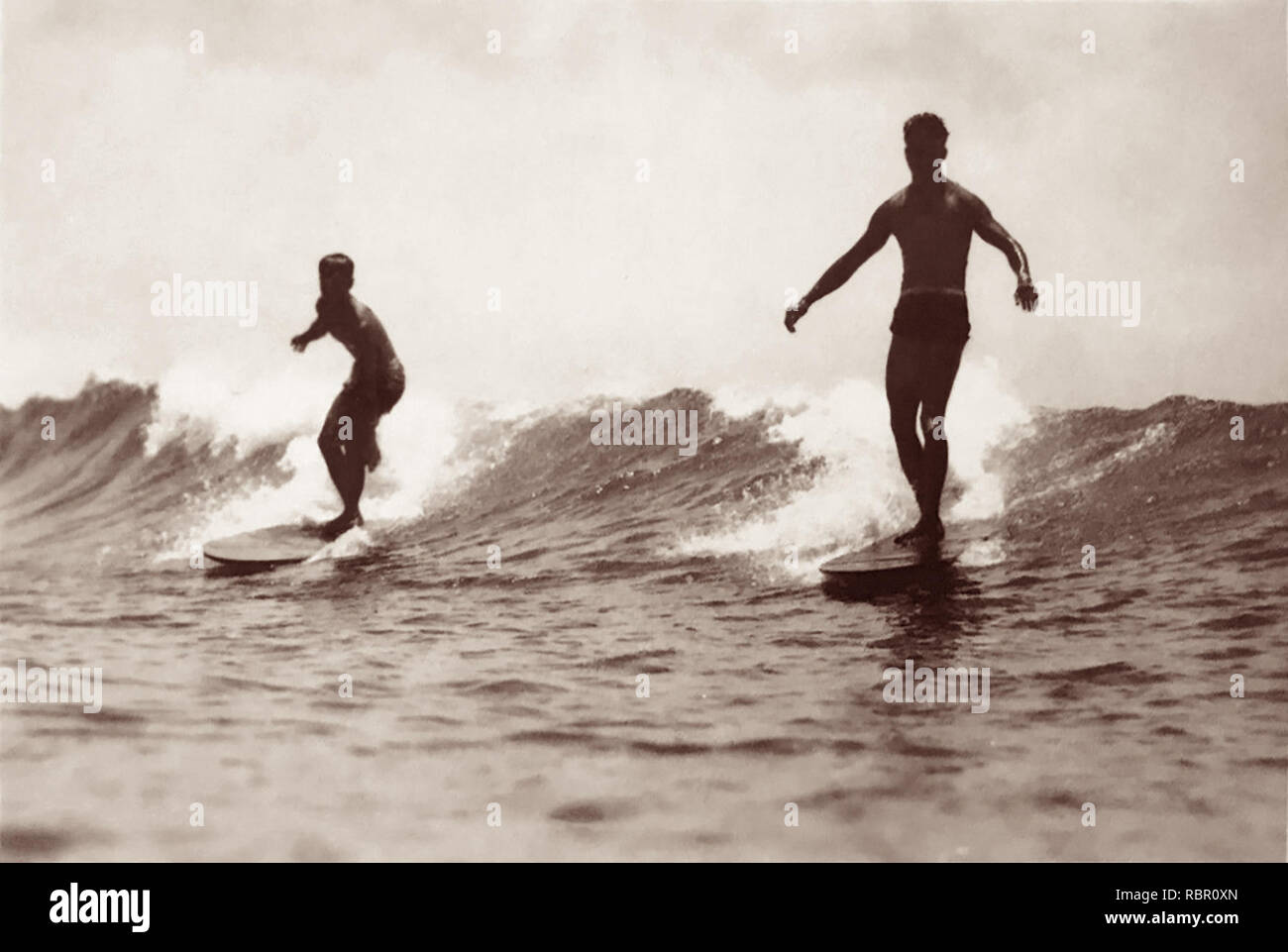Im frühen 20. Jahrhundert Surfer in Waikiki, Honolulu, Hawaii. Stockfoto