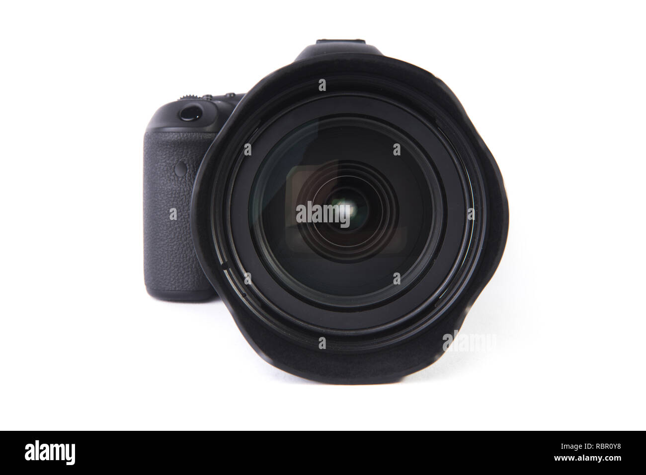 Canon 5D Mark IV-DSLR-Kamera mit Kappe von vorne auf weißem Hintergrund. Stockfoto
