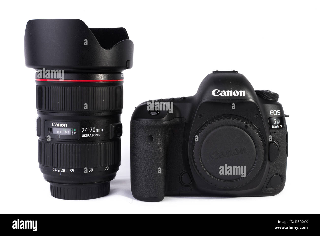 Canon 5D Mark IV DSLR-Kameragehäuse mit Objektiv 24-70 mm F2.8L II auf weißem Hintergrund. Stockfoto