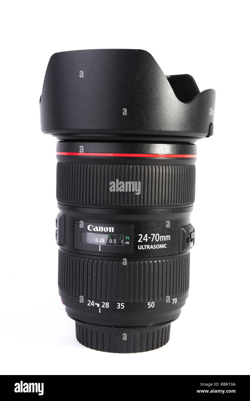 Canon 24-70 mm F2.8L II objektiv auf weißem Hintergrund horizontal isoliert. Stockfoto