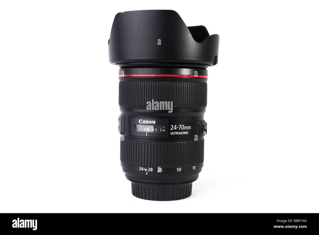 Canon 24-70 mm F2.8L II objektiv auf weißem Hintergrund horizontal isoliert. Stockfoto