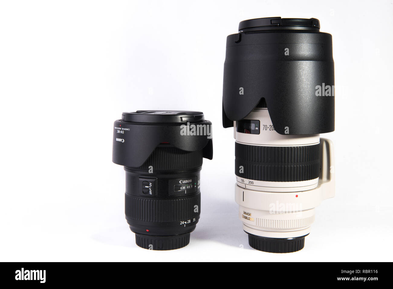 Canon 24-70 mm F2.8L II objektiv und 70-200mm F2.8L II objektiv auf weißem Hintergrund. Stockfoto