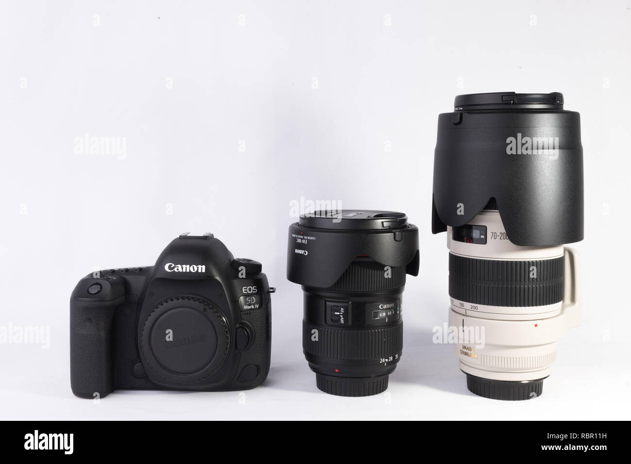 Canon 5D Mark IV-DSLR-Kamera mit 24-70 mm F2.8L II objektiv und 70-200mm F2.8L II objektiv auf weißem Hintergrund. Stockfoto