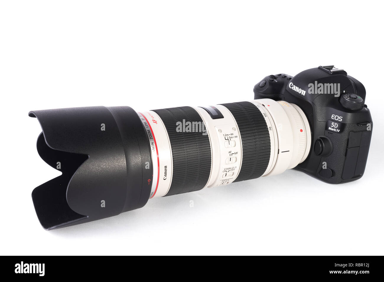 Canon 5D Mark IV-DSLR-Kamera mit 70-200mm F2.8L II objektiv auf weißem Hintergrund. Stockfoto