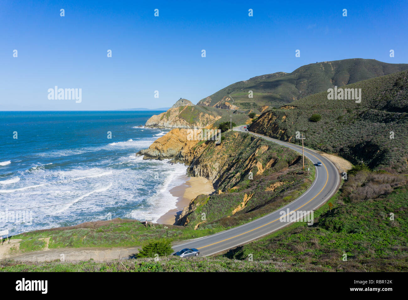 Luftaufnahme von Scenic Highway am Pazifischen Ozean Küste, Devil's Slide, Kalifornien Stockfoto