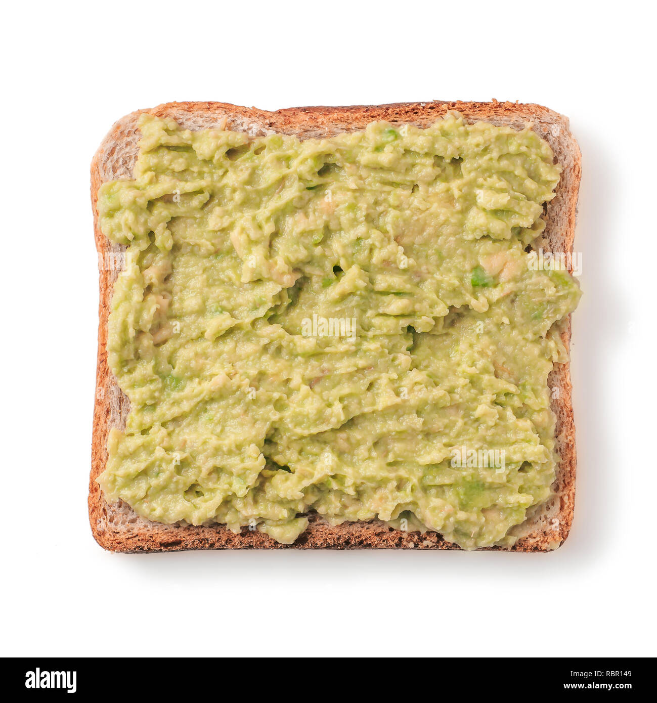 Brot Scheibe mit Guacamole auf weissem, Beschneidungspfade isoliert. Scheibe Mehrkornbrot quadratische Form Gips Guacamole Toast. Top View oder flach. Stockfoto