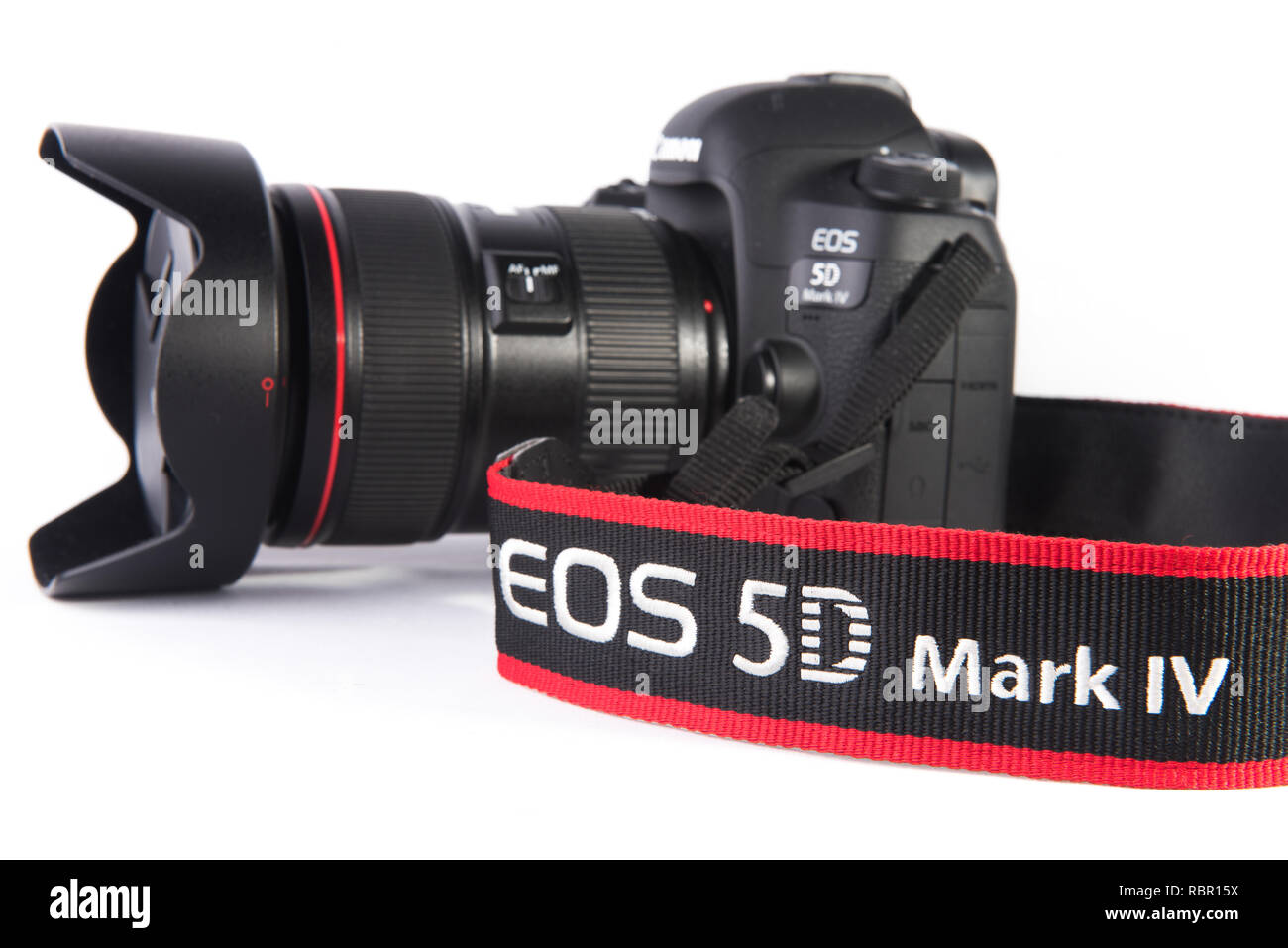 Canon 5D Mark IV DSLR-Kamera auf weißem Hintergrund. Stockfoto