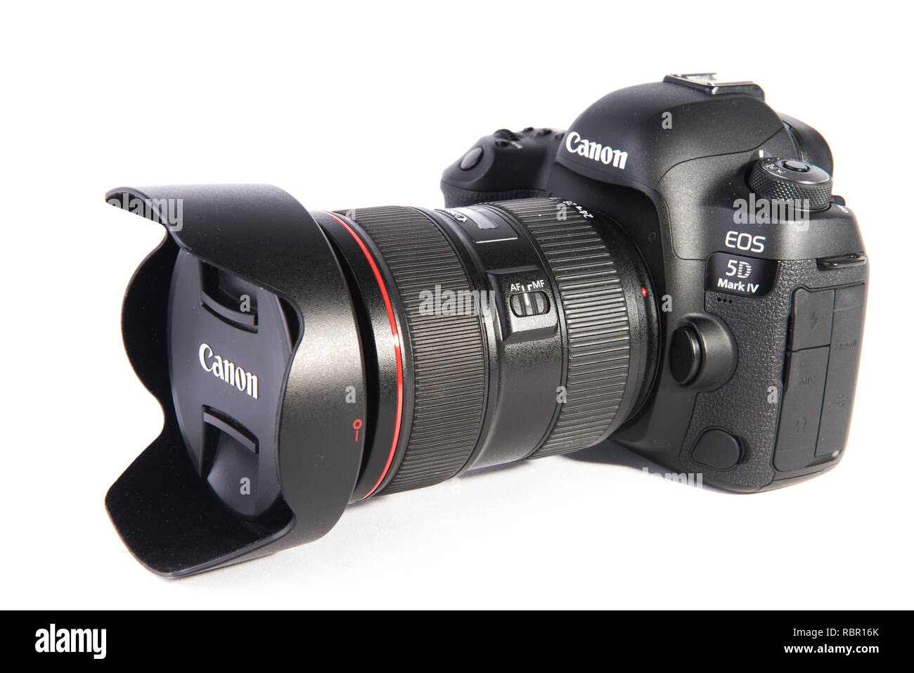 Canon 5D Mark IV-DSLR-Kamera mit 24-70-mm-Objektiv auf weißem Hintergrund. Stockfoto
