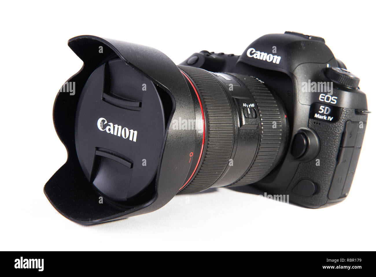 Canon 5D Mark IV-DSLR-Kamera mit 24-70-mm-Objektiv auf weißem Hintergrund. Stockfoto