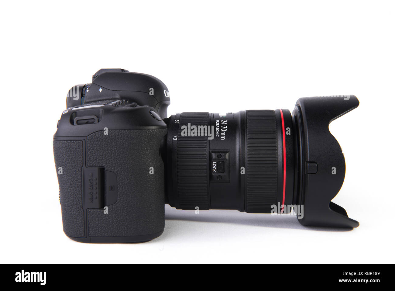 Canon 5D Mark IV-DSLR-Kamera mit 24-70-mm-Objektiv auf weißem Hintergrund. Stockfoto