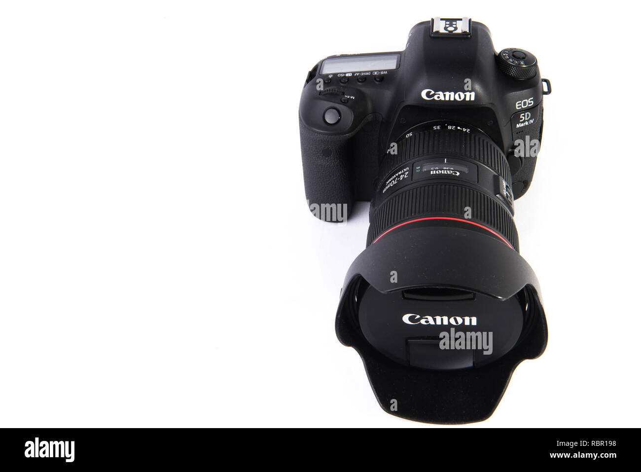 Canon 5D Mark IV-DSLR-Kamera mit 24-70-mm-Objektiv auf weißem Hintergrund. Stockfoto