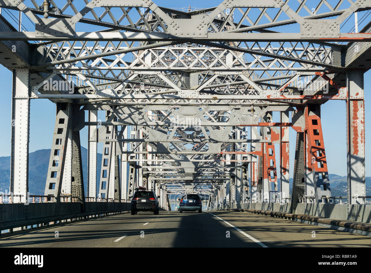 Fahren auf Richmond - San Rafael Bridge (John F. McCarthy Memorial Bridge) an einem sonnigen Tag, San Francisco Bay, Kalifornien Stockfoto