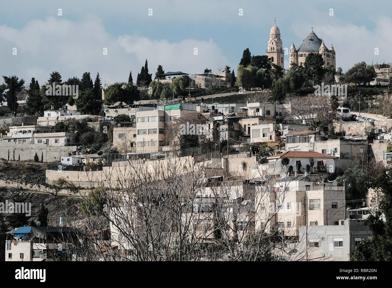 Ein Blick nach Westen von der Stadt Davids zeigt 1352 Abtei auf dem Berg Zion (oben rechts). Die Stadt von David ist eine archäologische Stätte und Heimat von Stockfoto
