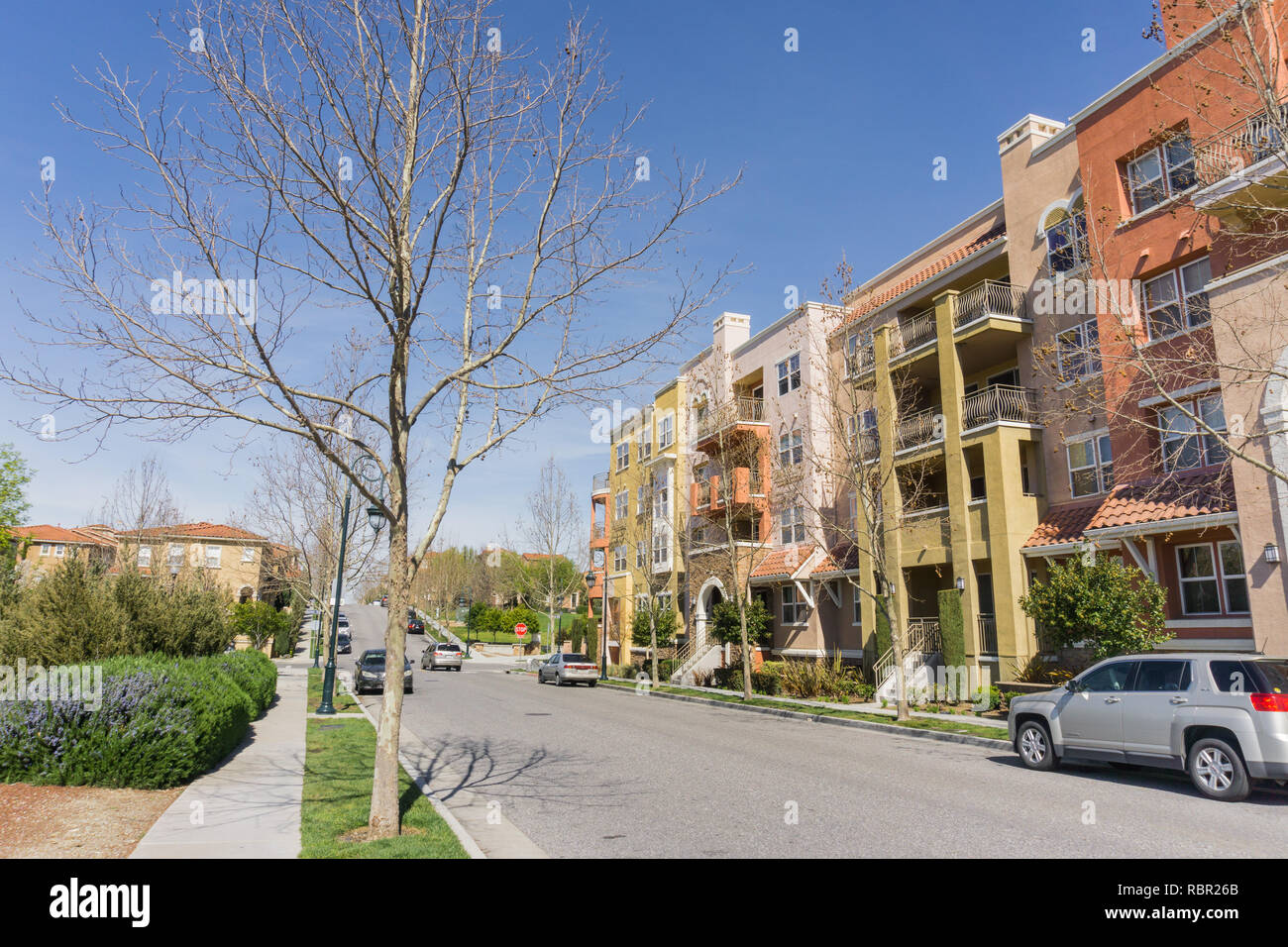 Straße auf Telekommunikation Hill, Wohnimmobilien Mehrfamilien häuser auf der Seite der Straße; San Jose, Kalifornien Stockfoto