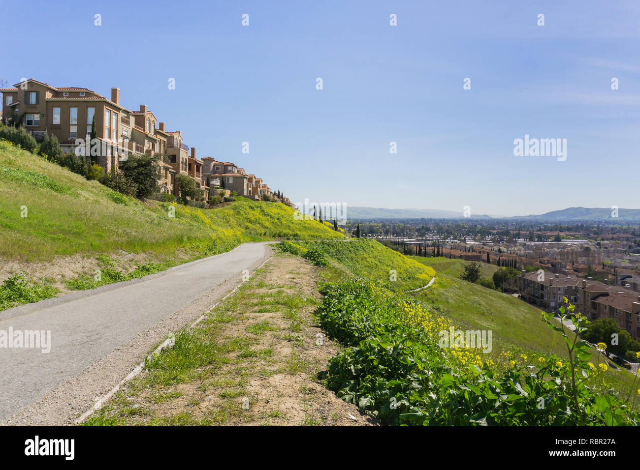 Befestigte Weg über die Hügel; Gehäuse Entwicklung mit Blick auf das Tal; San Jose, Kalifornien Stockfoto