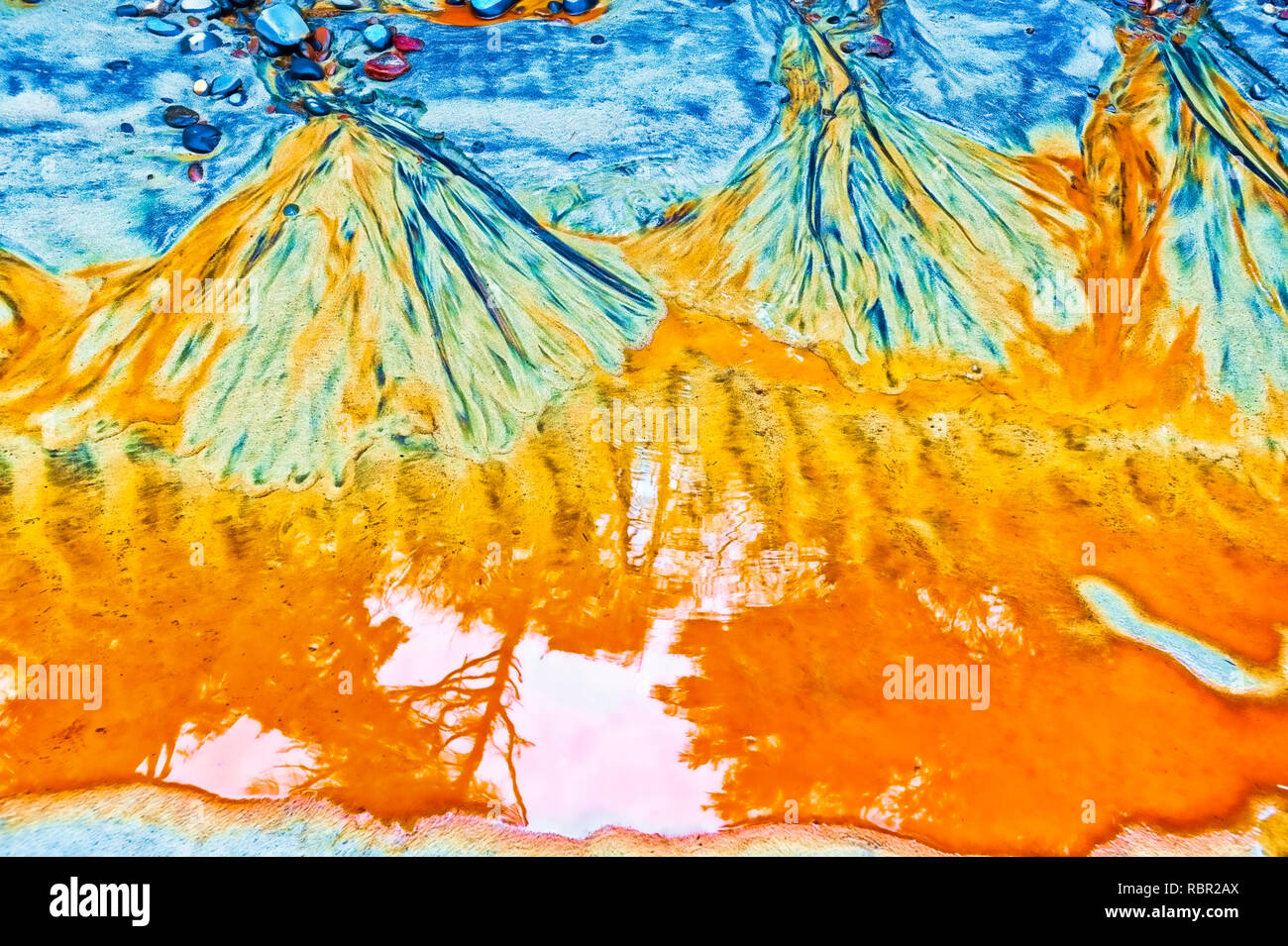 Nahaufnahme der Naturen farbenfrohes Design in Wasser, Sand, Steine und Mineralien. Stockfoto