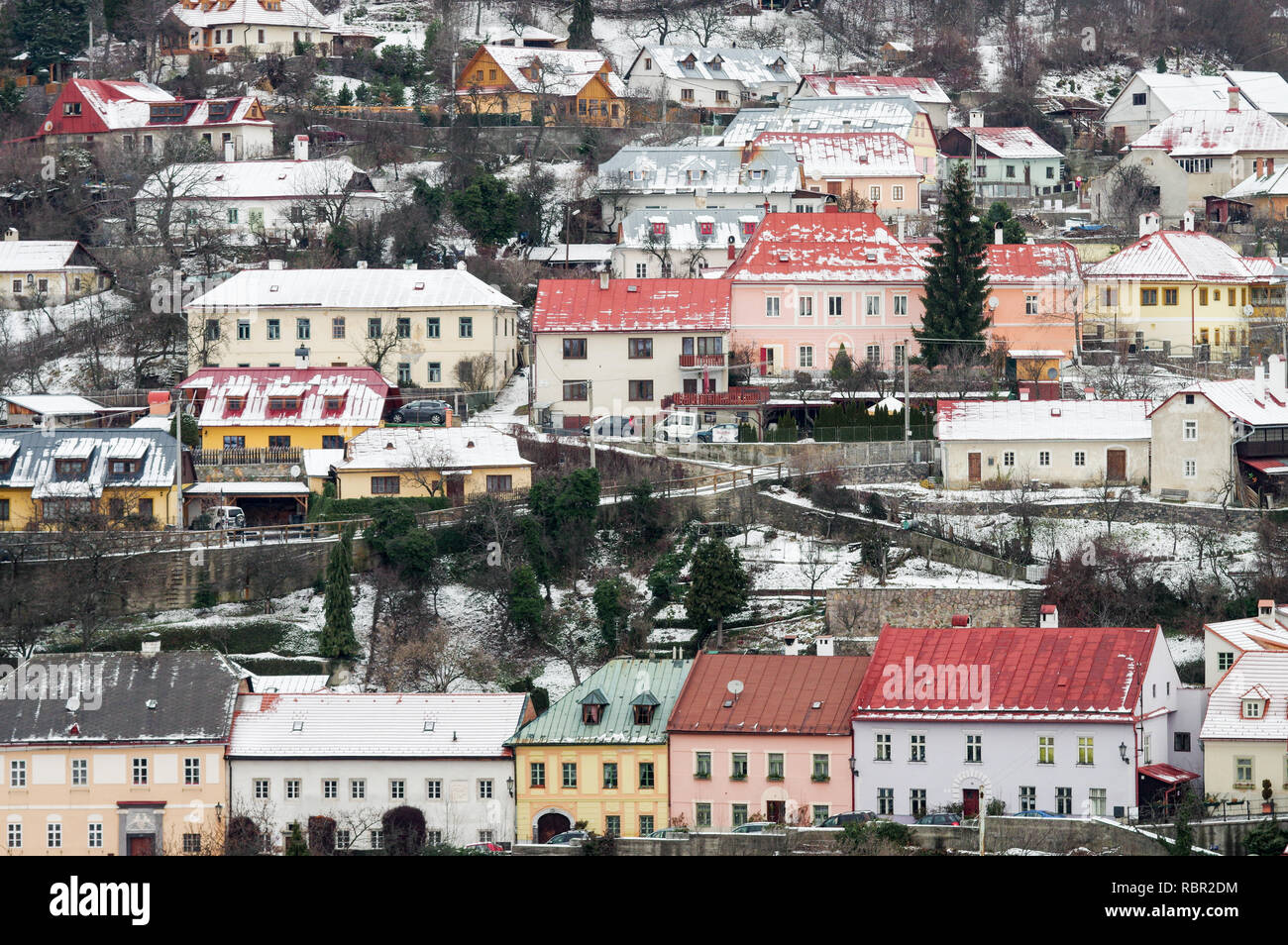 Bunter Schnee - Entstaubt Häuser auf einem Hügel in Banska Stiavnica historische Altstadt (UNESCO Weltkulturerbe) - Slowakei, Mitteleuropa Stockfoto