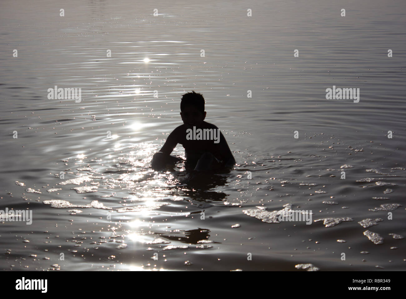 Schwimmen im Salz Urmia See, West Provinz Aserbaidschan, Iran Stockfoto