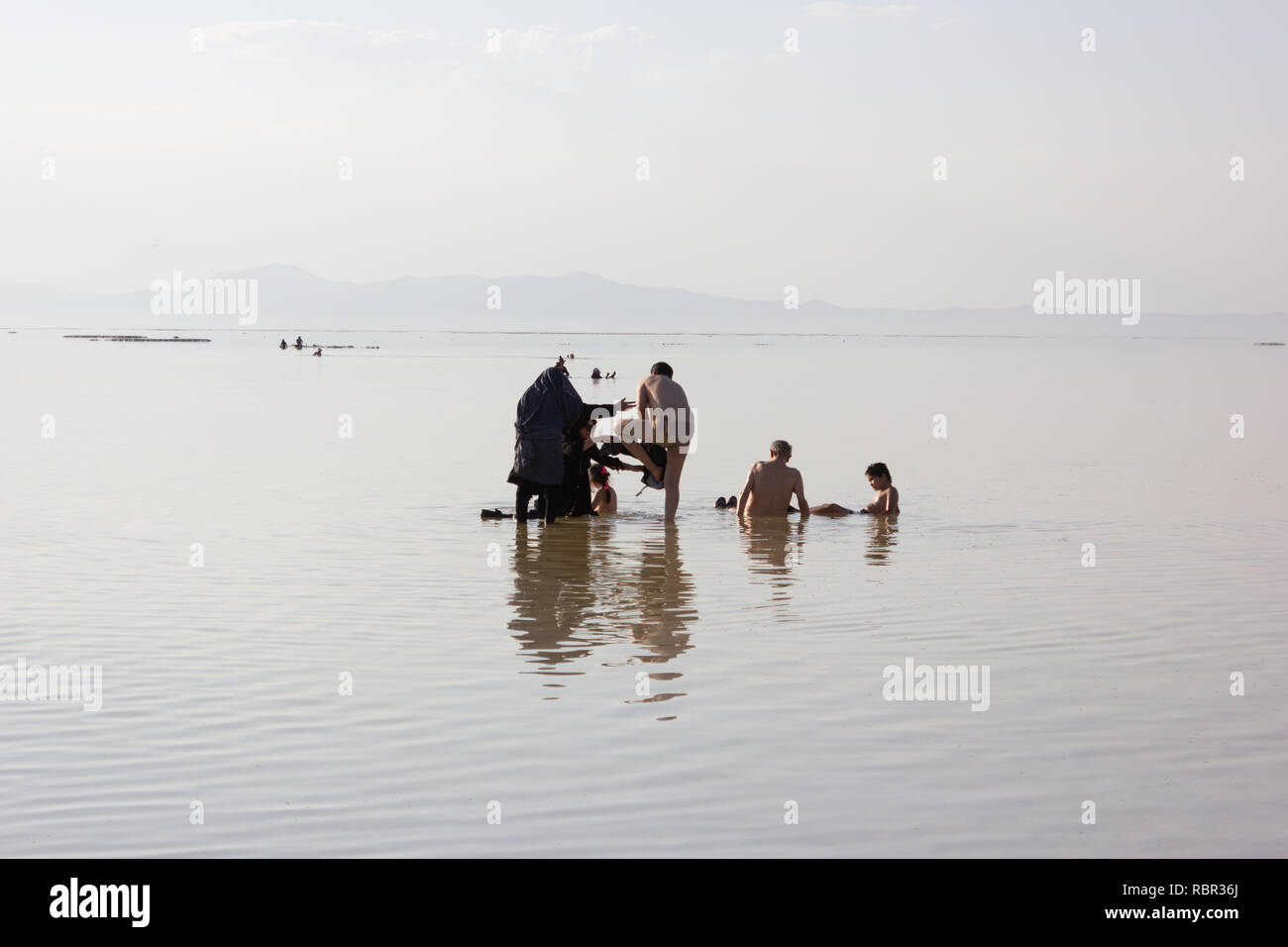 Die Menschen baden im Salz Urmia See, West Provinz Aserbaidschan, Iran Stockfoto