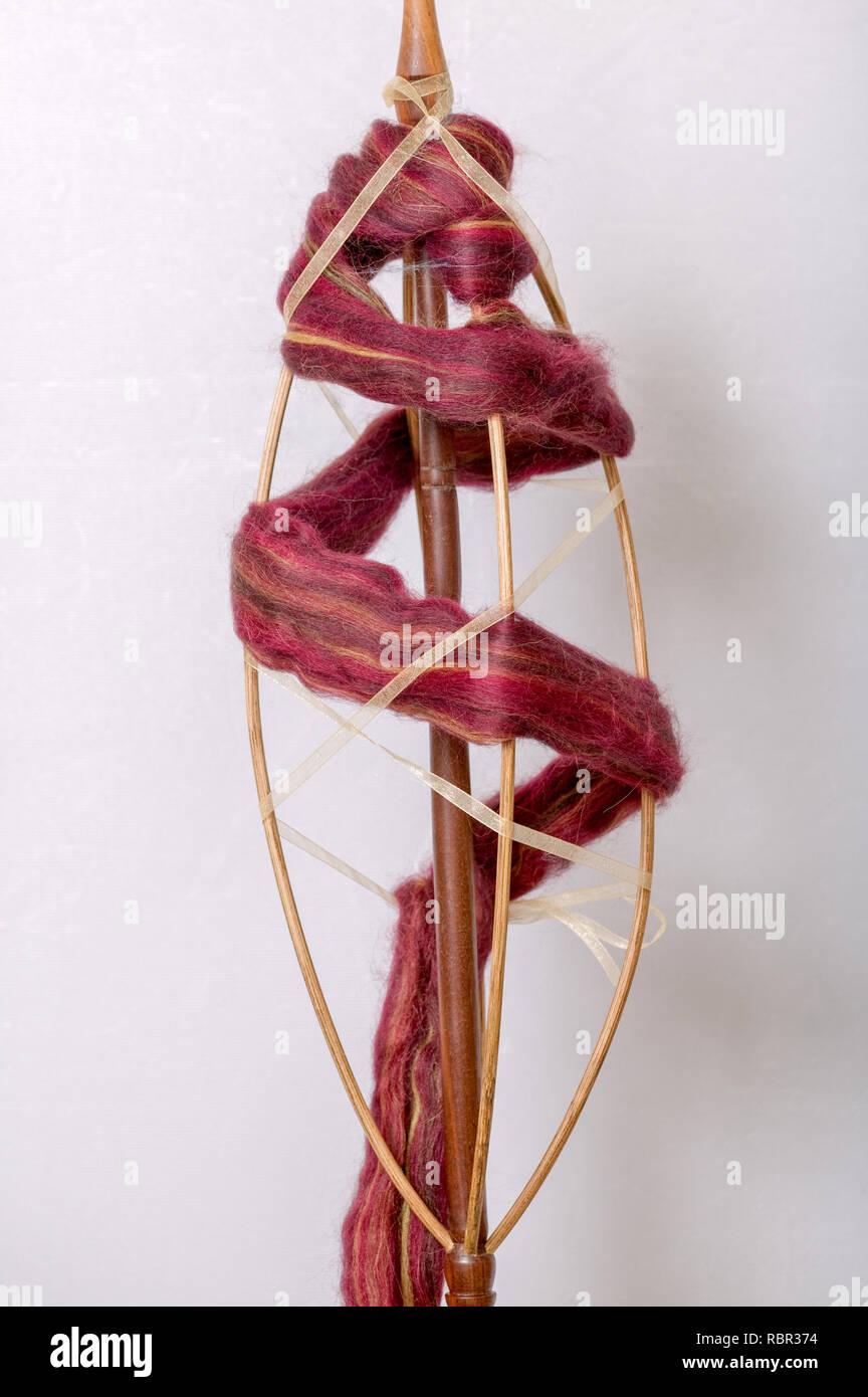 Nahaufnahme der Nussbaum rocken stand halten Der unspun Alpaka Faser. Stockfoto