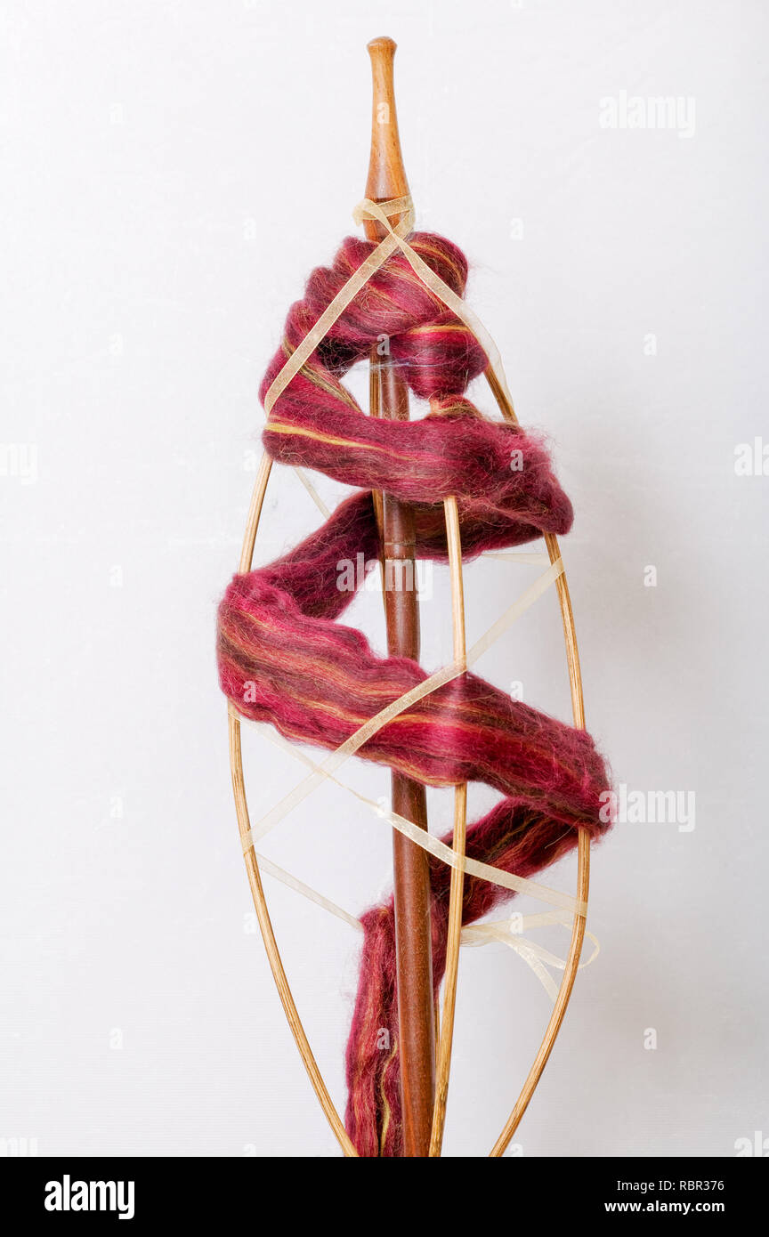 Nahaufnahme der Nussbaum rocken stand halten Der unspun Alpaka Faser. Stockfoto