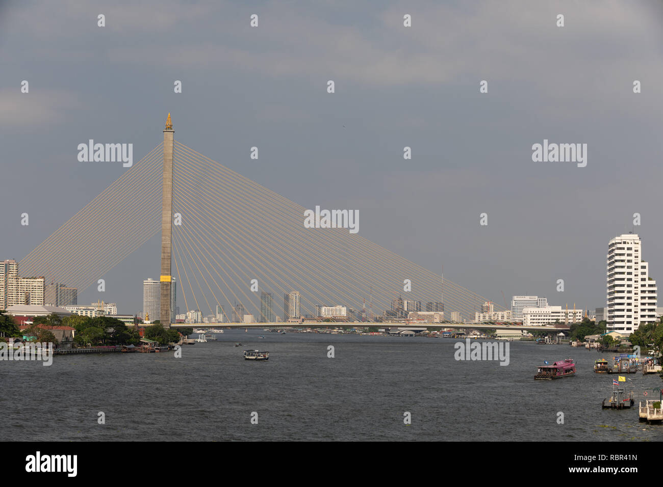 Brücke über den Fluss in Bangkok. Stockfoto
