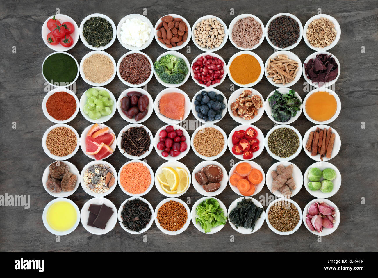 Super Essen, den Alterungsprozess Konzept einschließlich Obst, Gemüse, Samen, Nüsse, Kräuter, Gewürze, Tees und Milchprodukte zu verlangsamen. Stockfoto