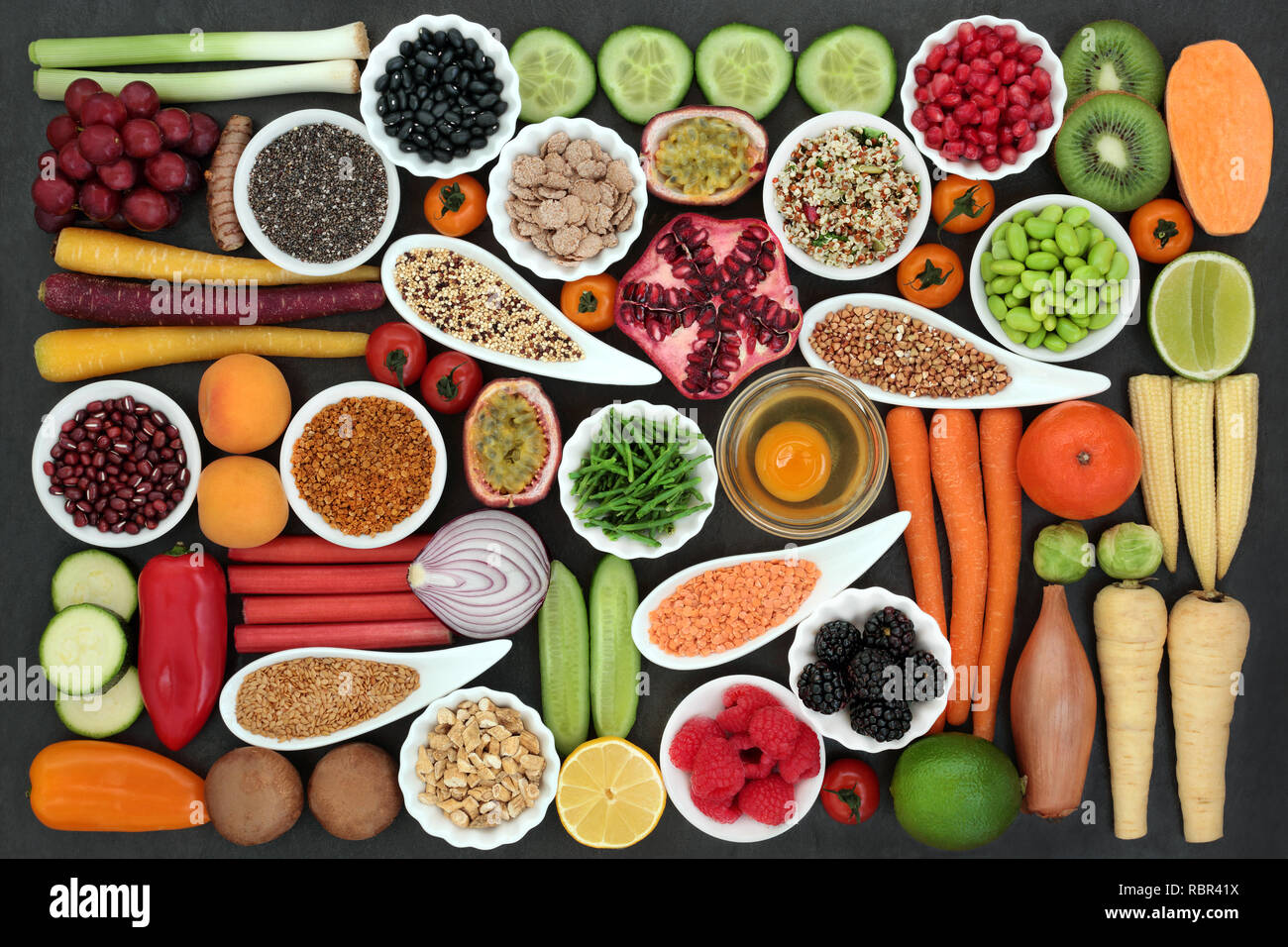 Gesundheit Nahrung für Fitness Concept mit Milchprodukten, frischem Obst, Gemüse, Getreide, Getreide, Samen, Pollen, Getreide, Kräuter und Gewürze. Stockfoto