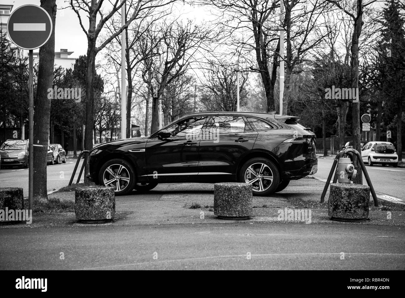 Straßburg, Frankreich - Jan 31, 2018: Seitenansicht des luxuriösen Jaguar X-Type SUV Jeep Auto auf einer Französischen Straße geparkt - Schwarz und Weiß Stockfoto