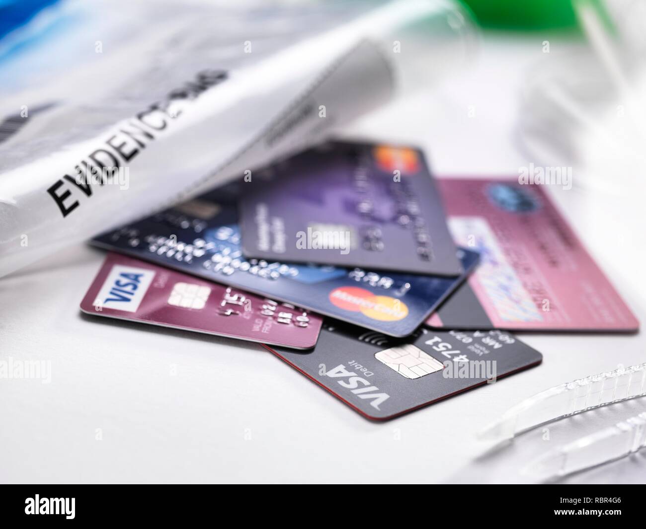 Kreditkarten von einem Tatort genommen. Stockfoto