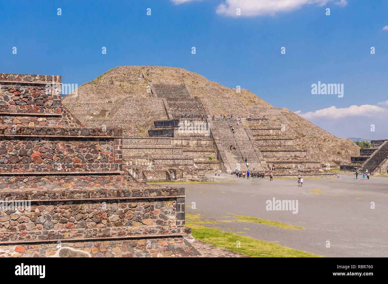 Schöner Blick auf die Pyramide des Mondes in der archäologischen Stätte von Teotihuacan, ein Muss Sehenswürdigkeiten in der Nähe von Mexico City anzeigen Stockfoto