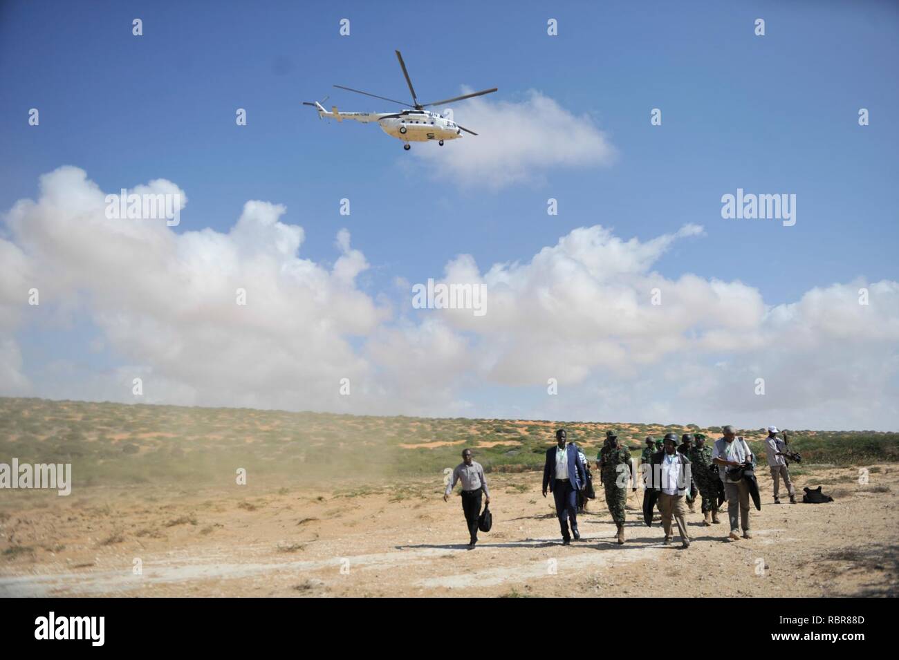 Eine Delegation der Kommission der Afrikanischen Union, unter der Leitung von Generalmajor Francis Okello aus dem Peace Support Operations Division kommt in der Somalischen Hafenstadt Marka, Lower Shabelle Region auf der Security Assessment Mission am 12. Februar 2016. Stockfoto