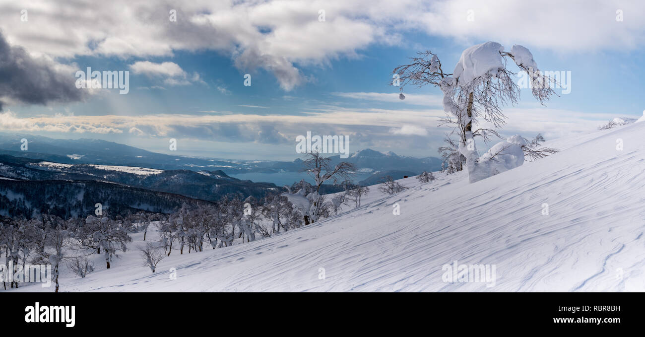 Ein Panorama von Lake Toya auf die Spitze des Mt. Isola an einem sonnigen Tag an Rusutsu Resort, Japan. Stockfoto