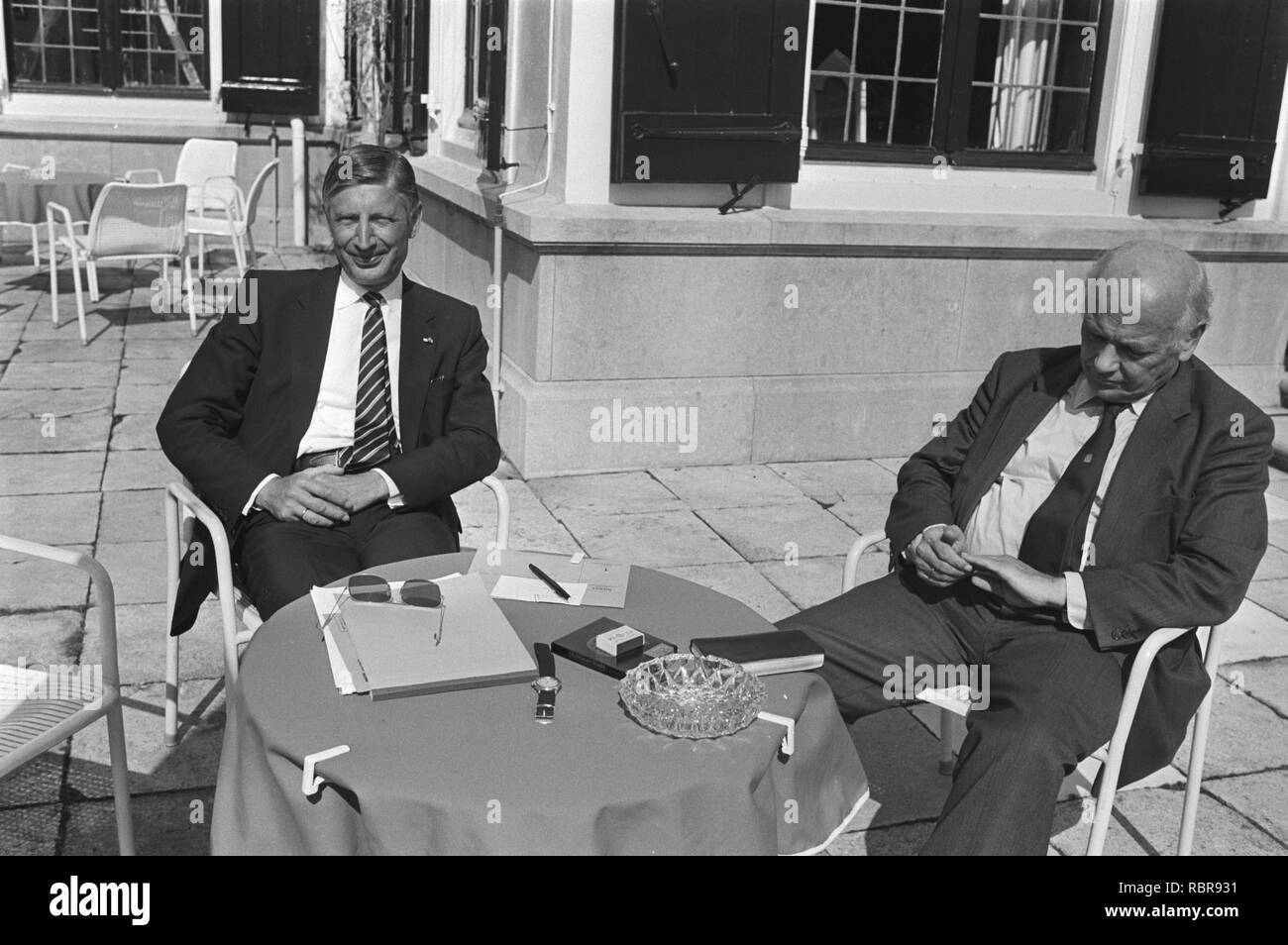 Aan de linkerzijde formateur Dries Van Agt (CDA) en rechts Joop den Uyl"-(PvdA) i, Bestanddeelnr 931-6592. Stockfoto