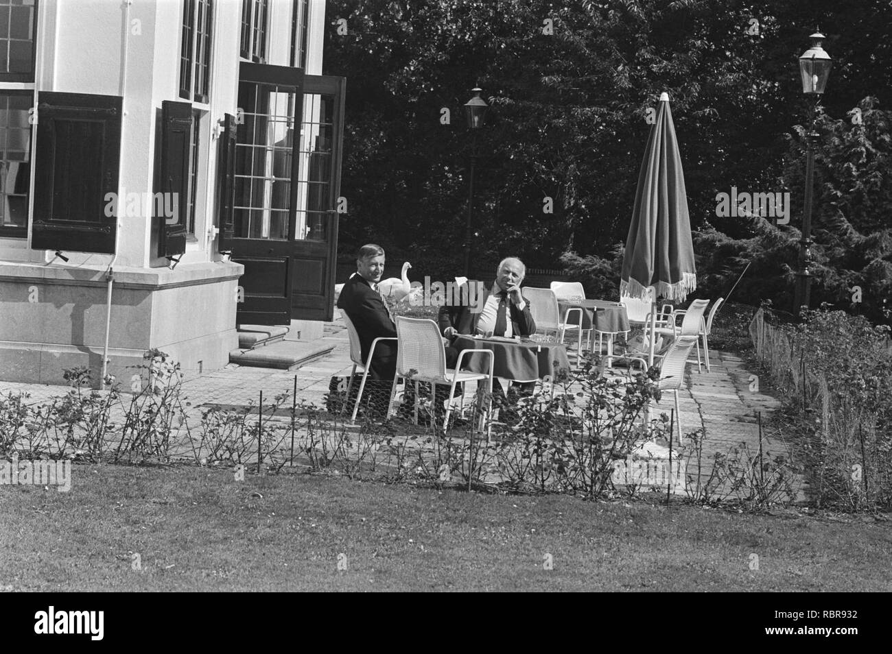 Aan de linkerzijde formateur Dries Van Agt (CDA) en rechts Joop den Uyl"-(PvdA) i, Bestanddeelnr 931-6593. Stockfoto