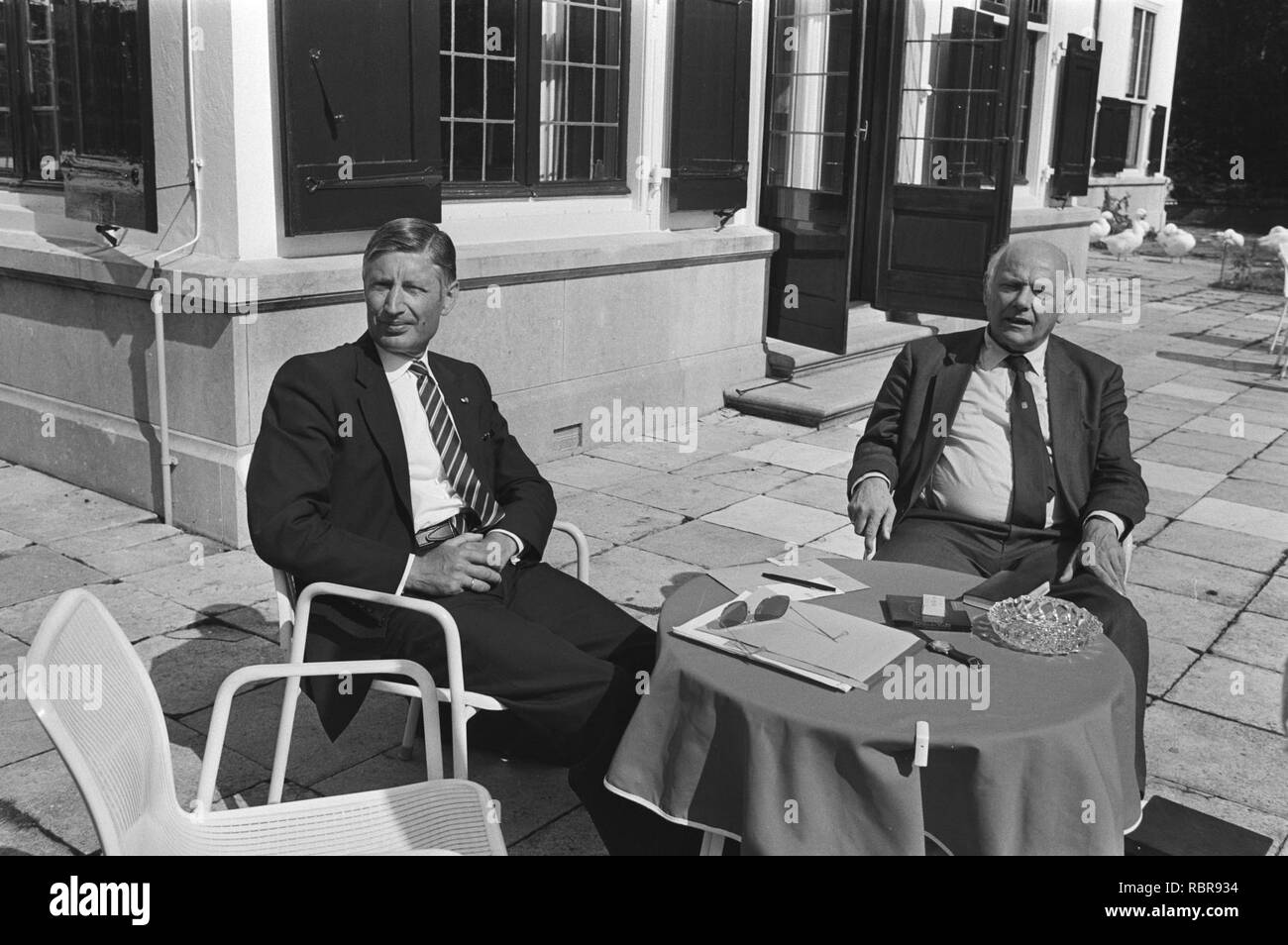 Aan de linkerzijde formateur Dries Van Agt (CDA) en rechts Joop den Uyl"-(PvdA) i, Bestanddeelnr 931-6595. Stockfoto