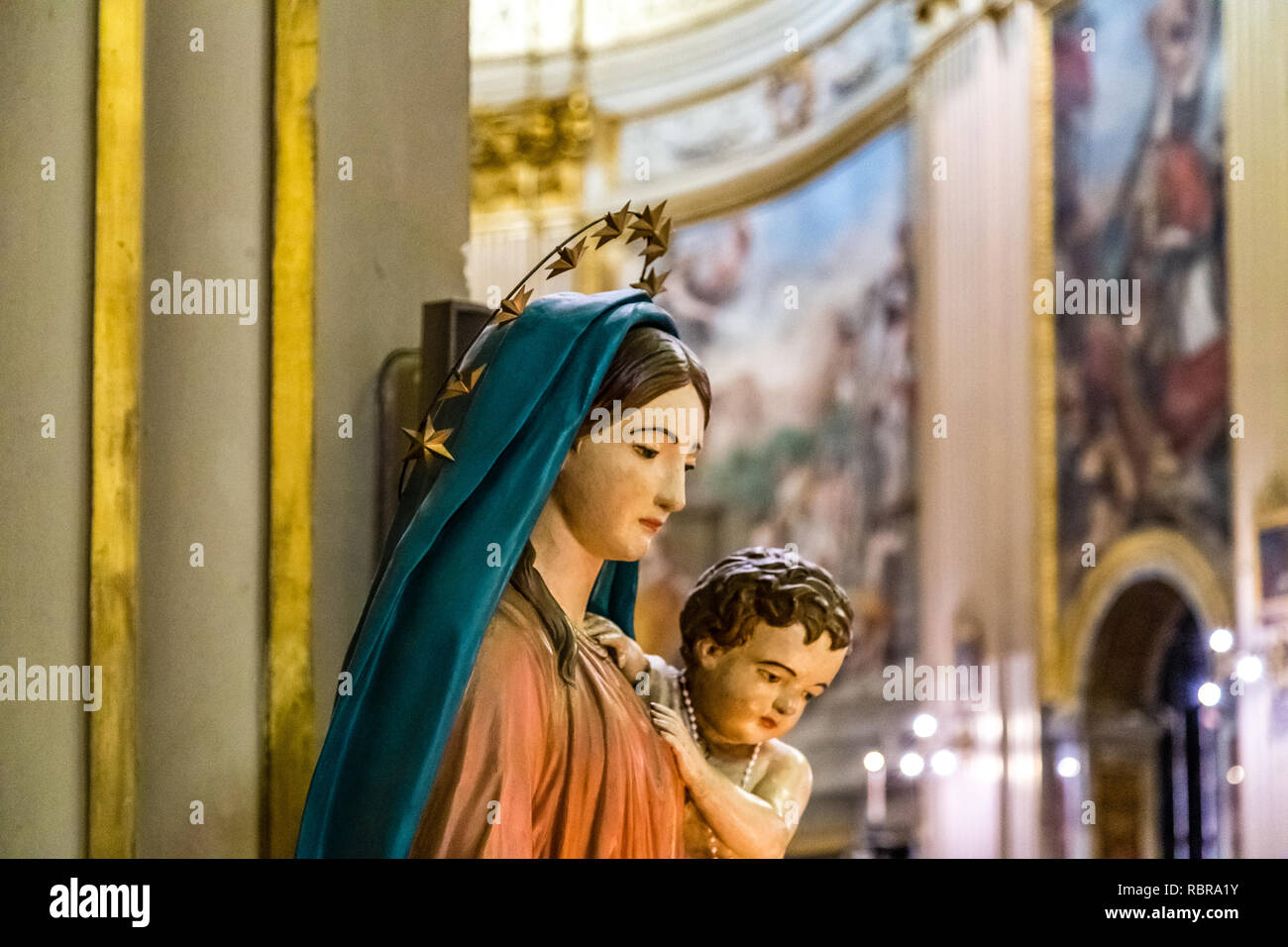 Rom, Italien, 1. JANUAR 2019: Licht ist aufschlussreich Statue der Jungfrau Maria mit Kind Jesus in der Basilika Santo Andrea Della Valle in Sant Stockfoto