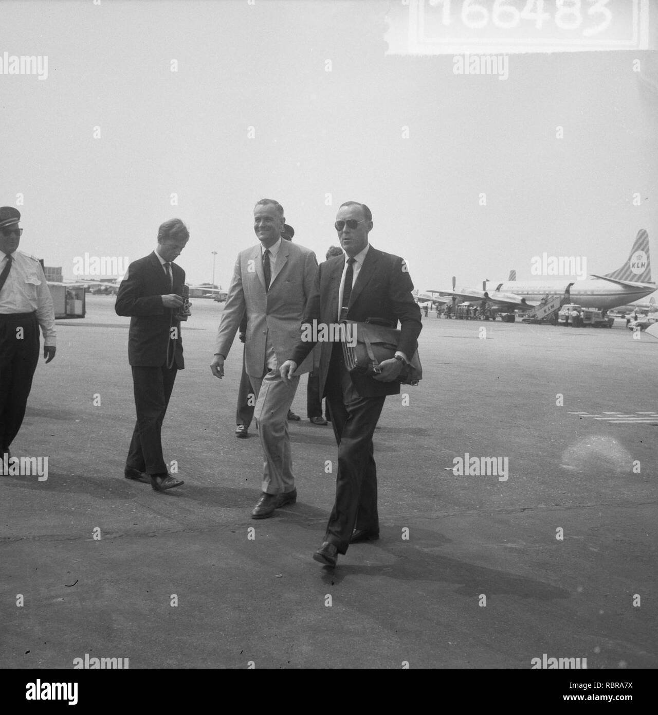 Aankomst Prins Bernhard op Schiphol, Bestanddeelnr 916-6483. Stockfoto