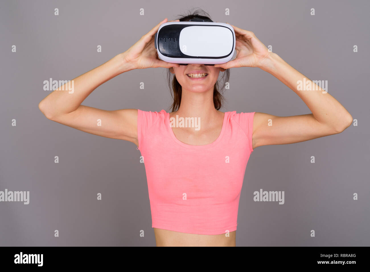 Glückliche Frau mit VR-Brille für virtuelle Realität Stockfoto