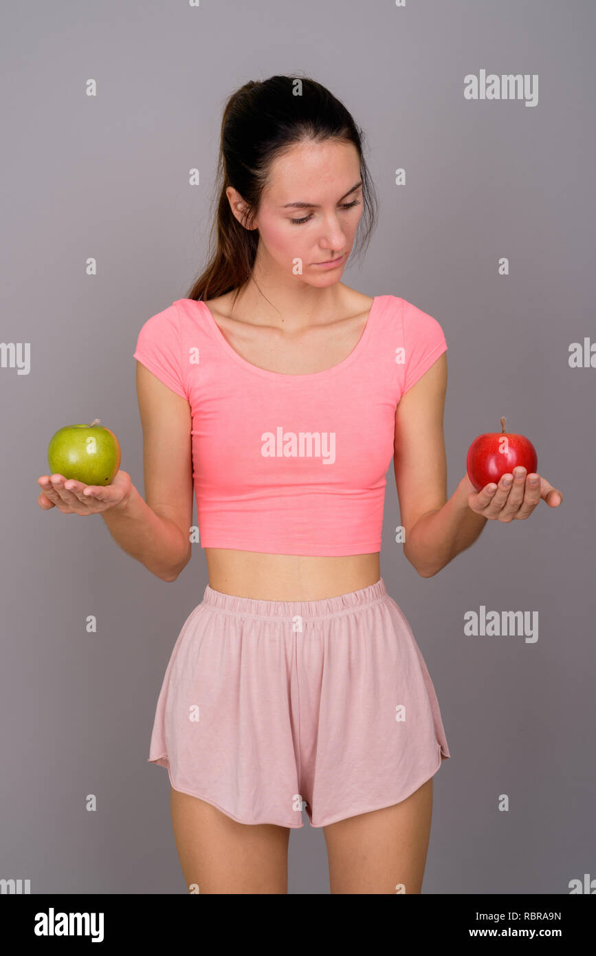 Junge schöne Frau mit roten Apfel und grüner Apfel Stockfoto