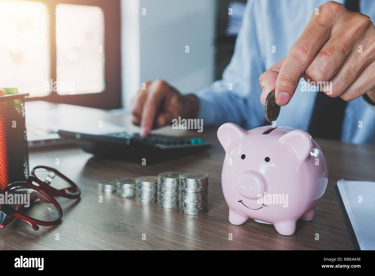 Steuerungsfunktionen Fur Mann Hand Zeile Und Munze In Piggy Bank Und Arbeiten Mit Taschenrechner Geld Sparen Stockfotografie Alamy