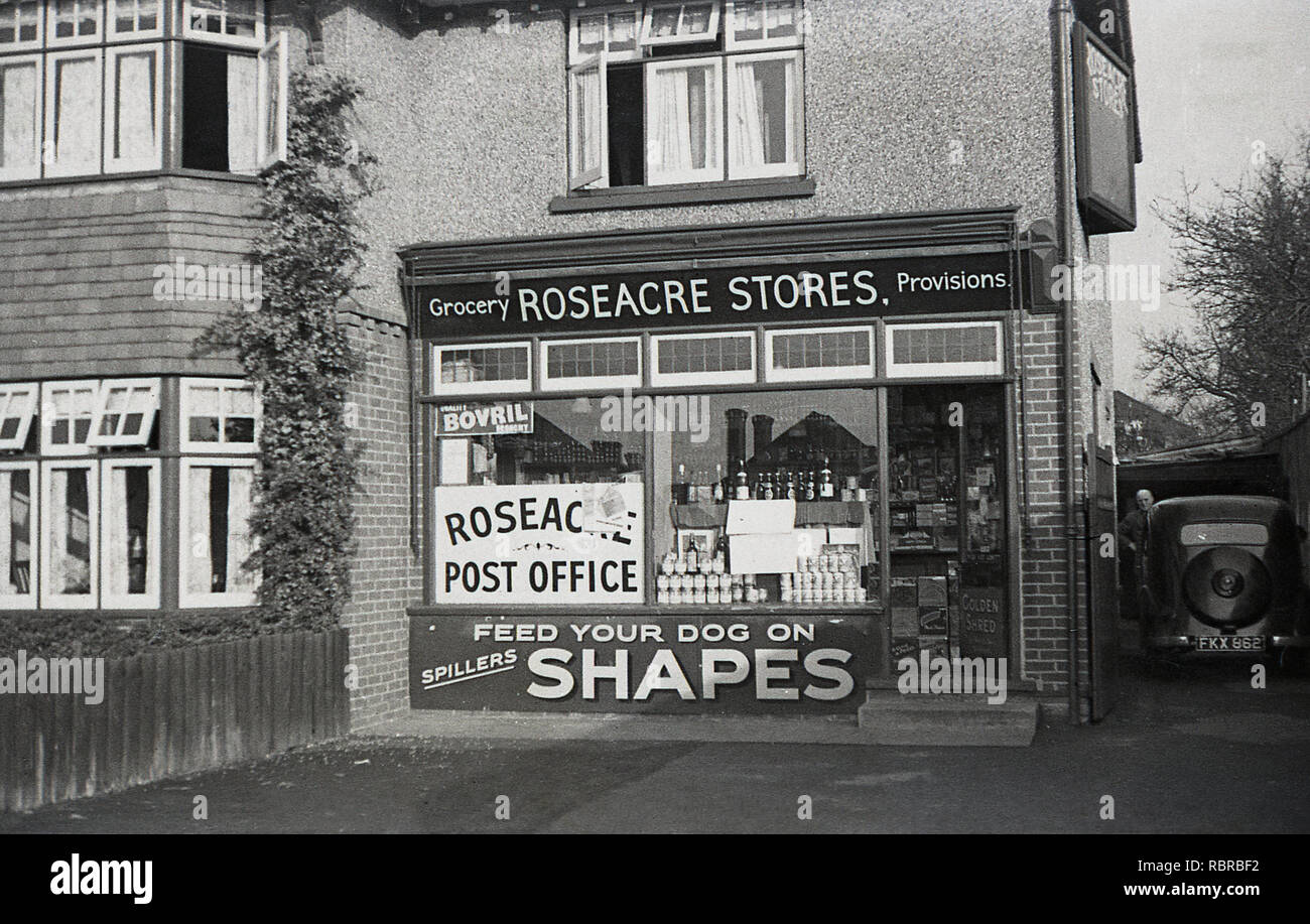 1950, historische, Auto der Ära neben Roseacre speichert und Post, Kent, England, UK geparkt. Tante-emma-Läden, wie diese, die verkauft Lebensmittel, Haushaltswaren und hatte auch eine Post, wurden gemeinsame Ort in England zu dieser Zeit, und zwar in großen Supermarkt Konkurrenten, viele haben basierend auf persönlichen Service und Komfort und increasingy überlebt immer Gemeinschaft gegründet und geführt. Stockfoto