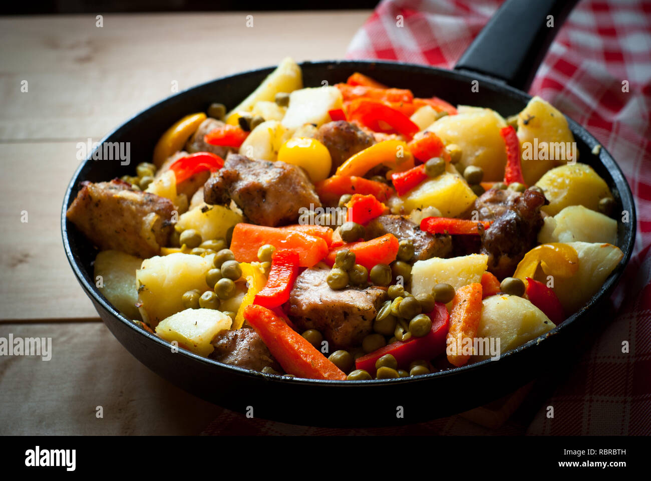 Fleisch mit Gemüse. Essen in der Pfanne. Hauptgericht. Stockfoto