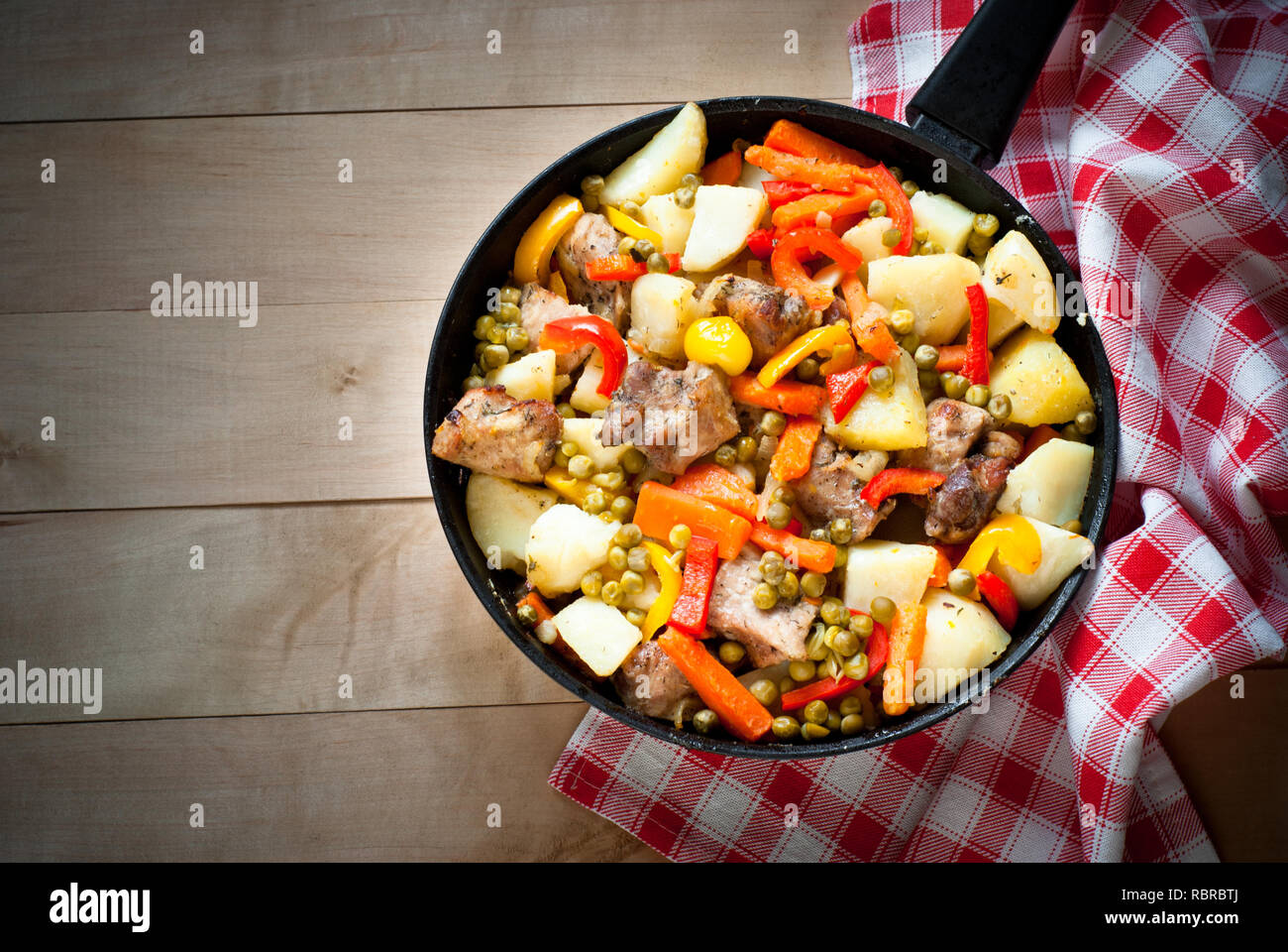 Fleisch mit Gemüse. Essen in der Pfanne. Hauptgericht. Stockfoto